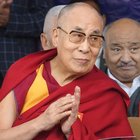 Coronavirus, il Dalai Lama in quarantena per precauzione. E l'Unione buddista italiana dona 3 milioni per l'emergenza