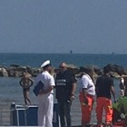 Malore dopo il bagno in mare: turista muore sul bagnasciuga, choc in spiaggia