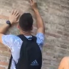 Colosseo, turista sfregia il muro del monumento scrivendo il nome della fidanzata: rischia una maxi-multa