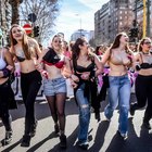 Le donne sfilano in reggiseno a Milano