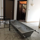 Roma, tragedia in casa, anziana cade nella vasca da bagno e muore annegata