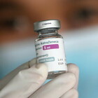 Effetti collaterali vaccino Astrazeneca, ricercatori scoprono la causa delle trombosi: «Sappiamo anche come evitarle»