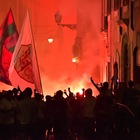 Roma, festa degli ultrà in Centro: assembramenti, cori e bombe carta fino a mezzanotte