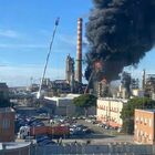 Livorno, incendio alla raffineria Eni: esplosioni e colonna di fumo nero. Nessun ferito