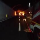 Pullman di studenti a fuoco sull'A10 in Liguria