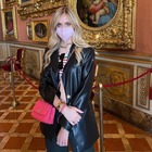 Chiara Ferragni a Firenze: visita a Palazzo Pitti e selfie fra Canova e Raffaello