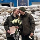 Ucraina, dalla celebrazione in trincea alla festa nel bunker: 15.443 coppie di sono sposate dall’inizio del conflitto