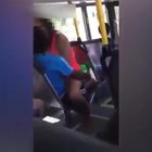 Coppia fa sesso sul bus di linea davanti ai passeggeri, il video hot in rete