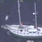 La barca è in balìa della tempesta, due marinai salvati in extremis