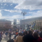 Scudetto Inter, migliaia di tifosi in Duomo: c'è chi sale sopra la statua