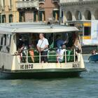 «Sono troppi, Venezia è invivibile»: mamma con un bimbo piccolo prende i calci i turisti sul vaporetto