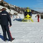 Perde gli sci, bambina di 8 anni vola dalla seggiovia per 6 metri: è grave