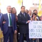 Taglio parlamentari, +Europa protesta a Montecitorio: «Ghigliottina sulla Costituzione»