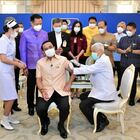 Astrazeneca, il premier della Thailandia si vaccina 