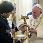 Il Papa a La Paz, Evo Morales gli regala un crocifisso a forma di falce e martello