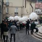 Salerno, palloncini bianchi e lacrime per l'ultimo saluto alla piccola Letizia: morta soffocata a 2 anni da un wurstel