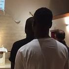 Migranti in chiesa e il parroco dice messa in inglese con l'i-Pad Migranti in chiesa e il parroco dice messa in inglese con l'i-Pad