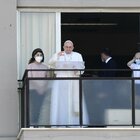 Papa Francesco torna in pubblico dopo l'intervento, l'Angelus dal balcone del Gemelli: «Salvare la sanità pubblica, anche la Chiesa lo faccia»