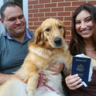 Il cane gli mangia il passaporto