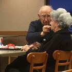 Usa, a 97 anni imbocca la moglie malata di Alzheimer al fast food: il vero amore in una foto diventata virale