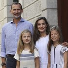 Spagna, le vacanze reali di Felipe e Letizia a Majorca: una regina in bianco