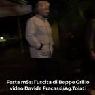 Beppe Grillo lascia la festa M5S e sfotte i giornalisti che lo incalzano