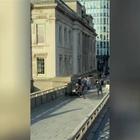 Attentato a Londra, la polizia strappa il coltello all'aggressore tra i passanti terrorizzati. «Oh, my God!» VIDEO