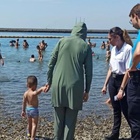«Qui così non potete farlo». Musulmane fanno il bagno vestite a Trieste, scoppia la protesta