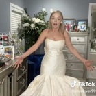 Influencer di TikTok compra abito da sposa da 4500 euro per meno di 50: «Voglio regalarlo a una follower». Ma nessuna lo vuole