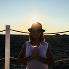Bloccata sugli scogli a Ischia, turista romana si salva grazie a yoga e Whats App