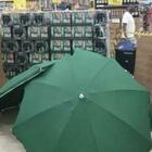 Dipendente muore di infarto, il corpo coperto da ombrelloni per lasciare il supermercato aperto