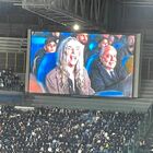 Napoli-Inter, Patti Smith a sorpresa in tribuna accanto a De Laurentiis: tutto lo stadio canta “Because the night”