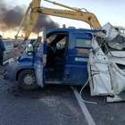 Rapina con ruspe e camion in fiamme al furgone blindato: rubati i soldi delle pensioni