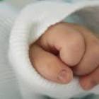 Mamma scuote troppo il neonato che piange: bimbo di 5 mesi in coma