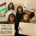 Greta Thunberg si schiera con Gaza: «Libertà e giustizia per i palestinesi e i civili». Ira social: vergognati