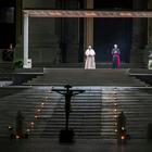Papa Francesco presiede una Via Crucis senza fedeli, i testi scritti dai detenuti: «Il carcere è stato la mia salvezza»
