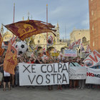 Venezia. Manifestazione "No Navi": il prefetto concede Riva dei Schiavoni ma la protesta "conquista" San Marco /Foto