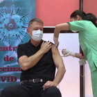 Il presidente della Romania si è vaccinato contro il Covid