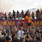 Festa Roma, il passaggio del pullman con i calciatori tra i tifosi al Circo Massimo