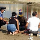 Spari in spiaggia a Torvaianica: 38enne ferito a colpi di pistola fra i bagnanti
