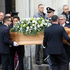I funerali di Stato di Roberto Maroni a Varese, il feretro salutato da applausi. L'arcivescovo Delpini: «Determinato, ma mai aggressivo»