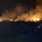 Incendi in Sardegna: vigili del fuoco al lavoro di notte a Mandas