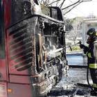 Roma, un altro bus in fiamme: incendio sul 791 lungo viale Marconi