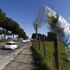 Fiori per Daniel Guerini, il giovane morto in un incidente stradale in Via Palmiro Togliatti (foto Giannetti/Ag.Toiati)