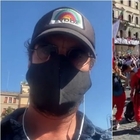 Luca Bizzarri (con la mascherina) alla manifestazione dei negazionisti