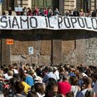 No Mask, negazionisti in corteo senza mascherina a Roma: «Libertà» Diretta