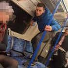 Londra, deriso sulla metro perché nero: la gang fa il verso della scimmia, nessuno interviene