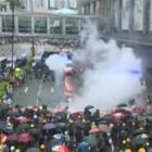 Hong Kong, i lacrimogeni della polizia contro i manifestanti