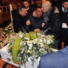 Bea, centinaia ai funerali della "bimba di pietra" a Torino tra supereroi e palloncini