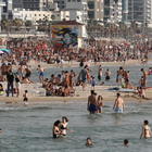 Israele, la gente torna riempire le spiagge a Tel Aviv